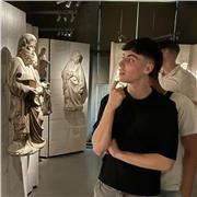 Soy una persona muy sociable y me gustaría dar clases a cualquier persona extranjera que esté dispuesta a aprender el idioma.